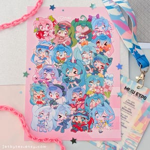 Puede incluir: Una impresión rosa con múltiples personajes de dibujos animados con cabello azul y verde, y el texto "I ♡ MIKU". La impresión está decorada con confeti en forma de estrella y una cadena rosa. Se ve un cordón y un pase de evento.