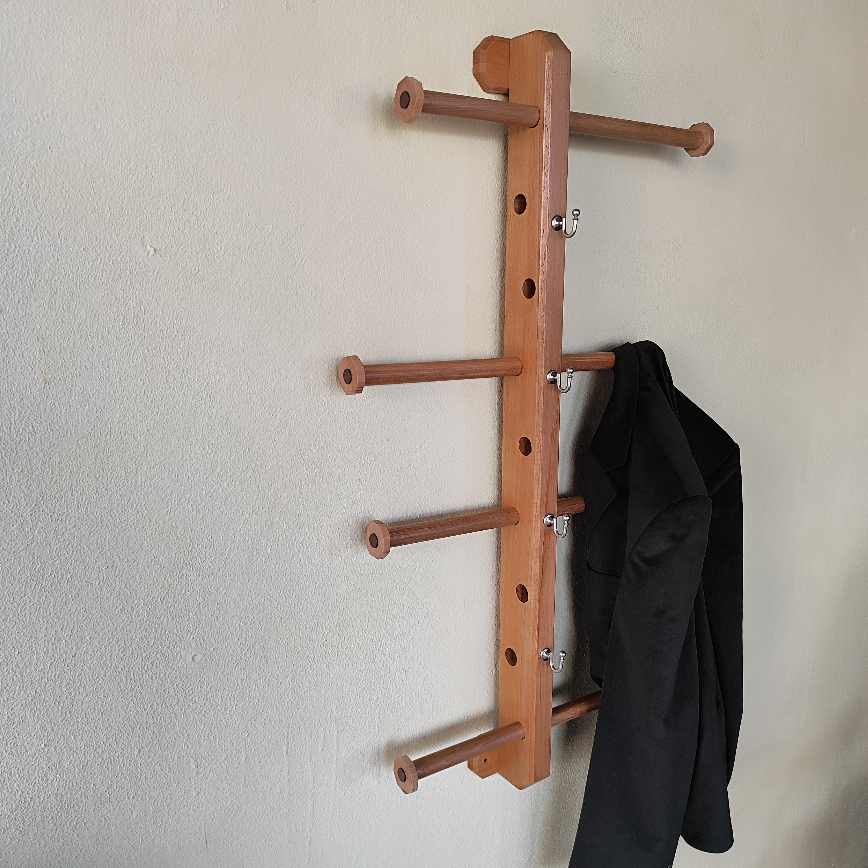 Herren Diener aus Buchenholz: Wandgarderobe & Hosenhalter