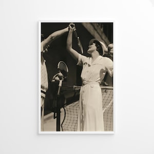 Vintage Tennis Player 1930s, Vintage Wall Print, Wydruk fotograficzny, Czarno-biały wydruk fotograficzny, Wydruk w stylu lifestylowym, Wydruk fotograficzny jakości muzealnej