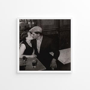 1940年代のカフェでのキス、ヴィンテージプリント、写真プリント、白黒写真、ライフスタイルプリント、美術館品質の写真プリント