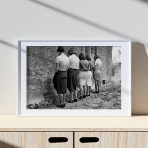 Frauen pinkeln an die Wand, Vintage Druck, Fotografie Druck, schwarz weiß Foto Druck, Lifestyle Druck, Foto Druck in Museumsqualität
