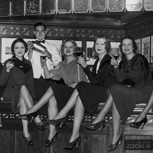 Frauen trinken an der Bar Wandkunst, Vintage Bar Dekor, Verbot Wandkunst, Bar Warenkorb Dekor, schwarz weiß Fotodruck, Fotodruck in Museumsqualität Bild 4