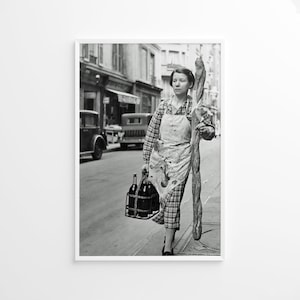 Femme avec une baguette et du vin, Paris France 1945, impression vintage, impression photographie, impression photo noir et blanc, impression photo de qualité musée