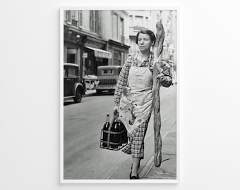 バゲットとワインを持つフランス人女性のプリント：1940年代の