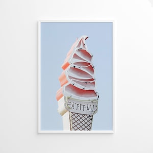 以下が含まれることがあります： 「Eat It All」と書かれた、ピンクと白のアイスクリームコーンのネオンサイン
