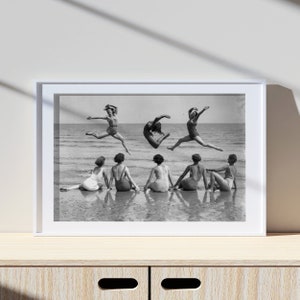 Modèle de plage des années 1930 dansant sur la plage, impression vintage, impression photographie, impression photo noir blanc, impression style de vie, impression photo de qualité musée