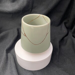 Grön & guldfärgad keramisk kruka – Traditionell japansk Kintsugi – Unikt handreparerat föremål – Symboliskt föremål för motståndskraft