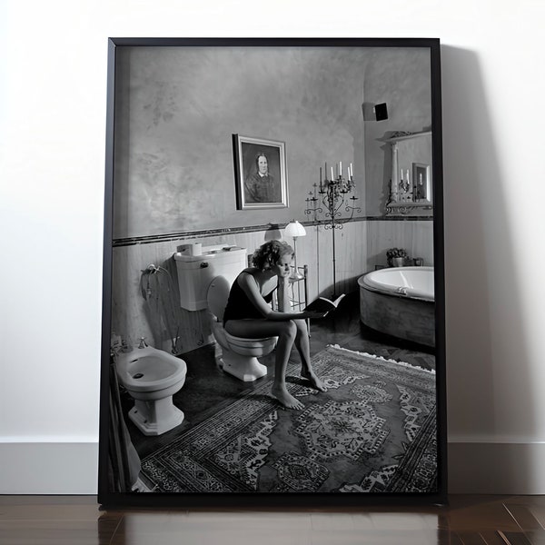 Meisje zittend op de muur van het toilet, vrouw die een boek leest Poster, zwart-wit print, grappige badkamer print, feministische poster, retro wand decor