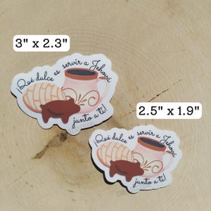 Peut inclure: Deux autocollants sur un fond en bois clair. Chaque autocollant pr&eacute;sente une tasse rose, une p&acirc;tisserie concha et un cochon en chocolat. Le texte "Qu&eacute; dulce es servir a Jehov&aacute; junto a ti!" est &eacute;crit sur les autocollants. Le plus grand mesure 7,6 cm x 5,8 cm.