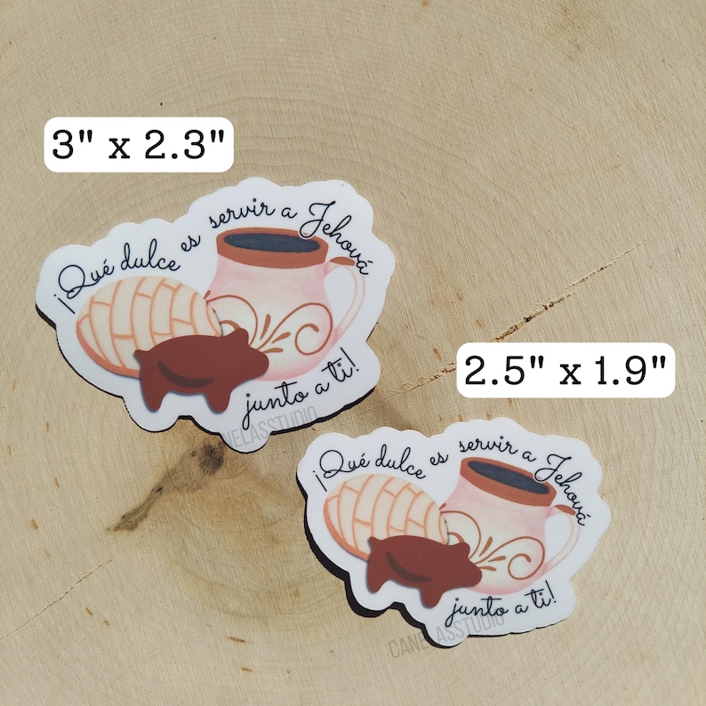 Peut inclure: Deux autocollants sur un fond en bois clair. Chaque autocollant pr&eacute;sente une tasse rose, une p&acirc;tisserie concha et un cochon en chocolat. Le texte "Qu&eacute; dulce es servir a Jehov&aacute; junto a ti!" est &eacute;crit sur les autocollants. Le plus grand mesure 7,6 cm x 5,8 cm.