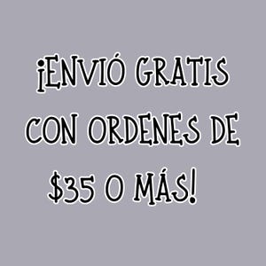 K&ouml;nnte beinhalten: Grauer Hintergrund mit wei&szlig;em Text: "&iexcl;ENV&Iacute;O GRATIS CON ORDENES DE $35 O M&Aacute;S!" in schwarzer, umrandeter Schrift.