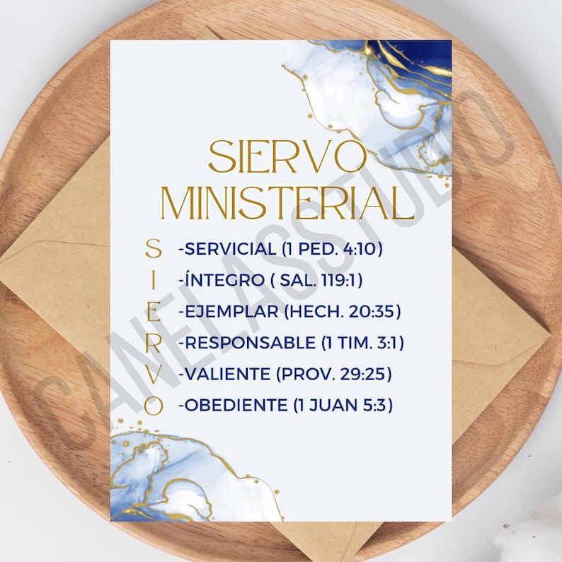 K&ouml;nnte beinhalten: Eine wei&szlig;e Karte mit goldenem Text und blau-goldenen Aquarellakzenten. Die Karte lautet "SIERVO MINISTERIAL" mit einer Liste zugeh&ouml;riger Tugenden und Bibelversen. Die Karte liegt auf einem Holztablett mit einem braunen Umschlag.