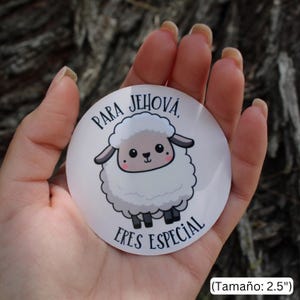 K&ouml;nnte beinhalten: Ein runder Aufkleber mit einem Cartoon-Schaf und dem Text "PARA JEHOVA, ERES ESPECIAL". Das Schaf ist wei&szlig; mit grauen Ohren und Beinen sowie rosa Wangen. Der Aufkleber hat einen Durchmesser von etwa 6,35 cm.