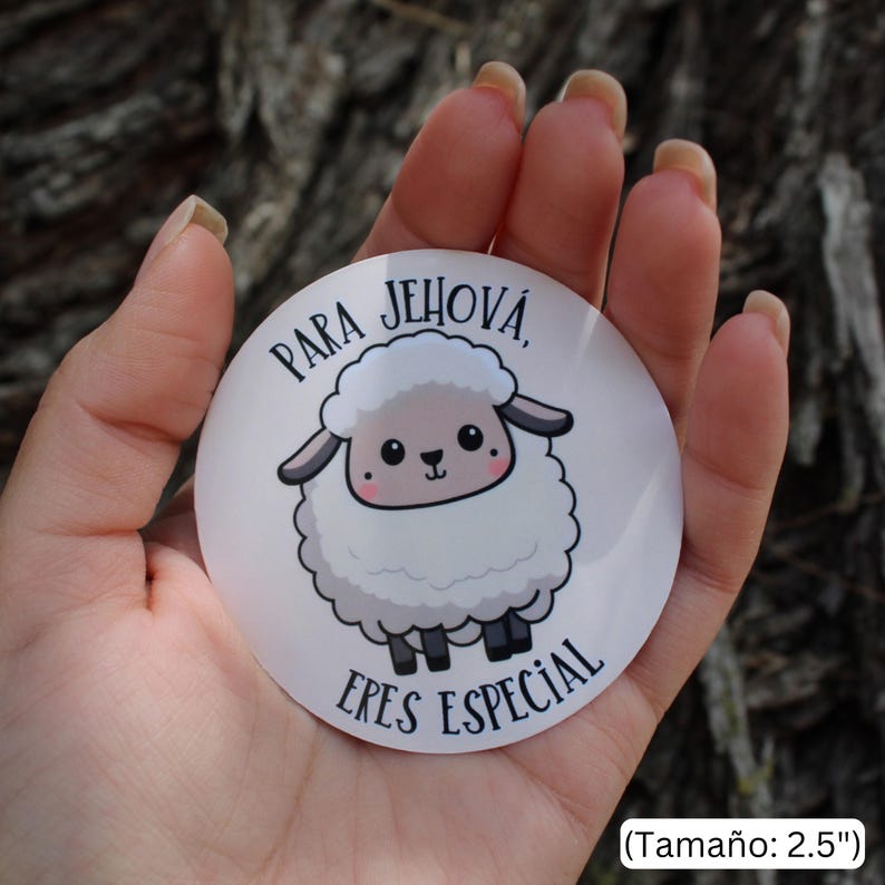 K&ouml;nnte beinhalten: Ein runder Aufkleber mit einem Cartoon-Schaf und dem Text "PARA JEHOVA, ERES ESPECIAL". Das Schaf ist wei&szlig; mit grauen Ohren und Beinen sowie rosa Wangen. Der Aufkleber hat einen Durchmesser von etwa 6,35 cm.