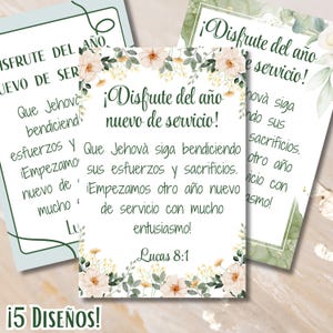 Op de afbeelding: Drie kaarten met bloemmotieven en Spaanse tekst. De middelste kaart luidt "¡Disfrute del año nuevo de servicio!" met extra tekst en "Lucas 8:1." De kaarten hebben een witte achtergrond met bloemenranden.