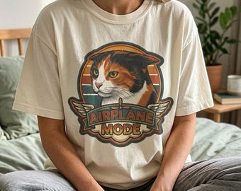 Camiseta de gato en modo avión: Camiseta retro de los años 70 con estampado de gato calico en colores cómodos.