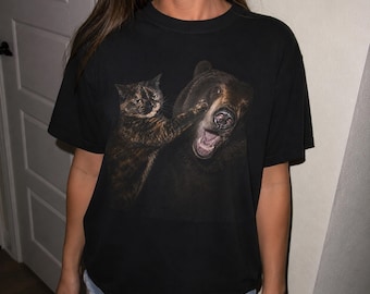 Camiseta con el meme del gato carey golpeando a un oso, camiseta divertida con el meme del gato carey