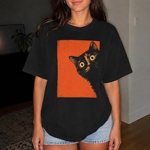 Camiseta com estampa de gato tricolor, camiseta Comfort Colors com estampa de gato curioso em tom de tartaruga.
