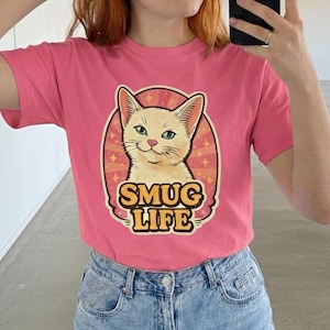 Maglietta Smug Life Cat: maglietta grafica retrò rosa e oro