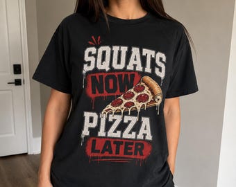Camiseta de gimnasio con diseño de pizza, ideal para entrenar con la frase "Sentadillas ahora, pizza después". Camiseta cómoda con colores vibrantes.