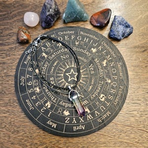 Waarzeggerij slingerbordset, slinger wichelroedelopen, spiritusbord, hekserij waarzeggerij bord, waarzeggerij bord, kristallen slingerset