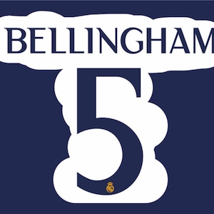 Pode incluir: Gráfico azul marinho com o nome "BELLINGHAM" em branco, texto estilizado acima de um grande número branco "5". Um pequeno emblema dourado está na parte inferior do número. O fundo é azul marinho sólido.