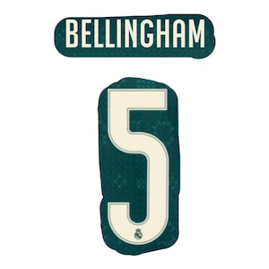 Peut inclure: Un transfert pour maillot de sport bleu sarcelle foncé avec le texte BELLINGHAM en police sans-serif grasse au-dessus d'un grand chiffre 5 crème. Le chiffre 5 comporte un petit emblème circulaire à la base et un motif géométrique subtil.