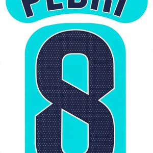 以下が含まれることがあります： 明るいシアン色の背景にダークネイビーブルーの文字で「PEDRI」と書かれたスポーツジャージ用のネーム＆ナンバーデカール。その下には、白い縁取りが施された大きなダークネイビーブルーの数字「8」があり、下部にはFCバルセロナのエンブレムが配置されています。