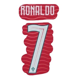 Könnte beinhalten: Ein roter Aufnäher mit dem Namen RONALDO in weißen Großbuchstaben über einer großen weißen Zahl 7. Der rote Hintergrund hat ein dezentes Wellenlinienmuster. Die Zahl 7 enthält ein kleines grünes und rotes Emblem an der unteren Basis.