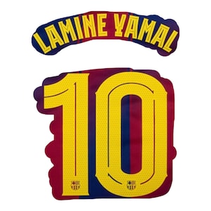 Può includere: Una toppa per maglia con il nome "LAMINE YAMAL" in lettere gialle con contorno blu, arcuato sopra un grande numero "10" giallo. Il numero è su uno sfondo bordeaux e blu, con due piccoli stemmi della squadra.