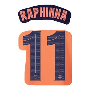 Può includere: Grafica arancione e blu navy con il nome "RAPHINHA" sopra il numero "11". Il numero è blu navy con un motivo a pois e un logo della squadra in basso. Lo sfondo è bianco.