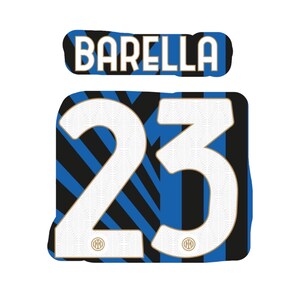 Pode incluir: Gráfico com o nome "BARELLA" em letras brancas sobre fundo azul e preto. Abaixo, o número "23" é exibido em branco com um padrão texturizado, sobre um design de listras azuis e pretas.