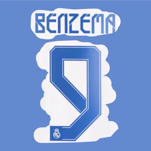 Peut inclure: Graphique bleu avec le nom "BENZEMA" en lettres blanches au-dessus d'un grand chiffre "9" bleu avec un contour blanc. Le numéro comporte un petit emblème en bas. Le fond est bleu clair.