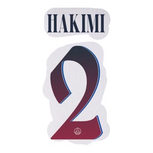 Op de afbeelding: Een sportshirt naam- en nummersticker met de naam HAKIMI in donkerblauwe hoofdletters boven een groot nummer 2. Het nummer 2 heeft een verloop van donkerblauw naar bordeauxrood met verticale krijtstrepen en een klein rond logo onderaan.