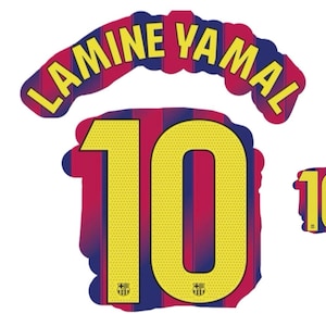 Può includere: Grafica con il nome "LAMINE YAMAL" in lettere gialle sopra il numero "10". Il numero e il nome sono posti su uno sfondo a strisce rosse e blu, con una versione più piccola del numero 10.
