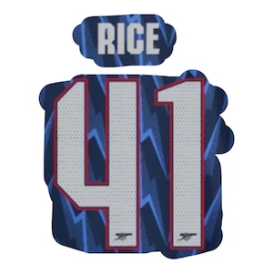 Peut inclure: Écusson de maillot de sport bleu marine et blanc avec le nom "RICE" au-dessus du numéro "41". Le numéro est blanc avec un contour rouge, sur un fond bleu à motifs. Le logo d'Arsenal est en bas.