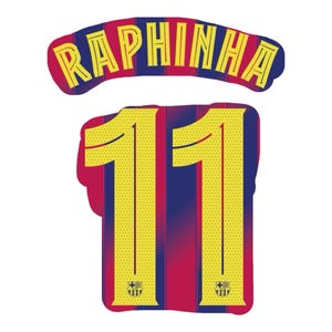 Può includere: Un design grafico con il nome "RAPHINHA" in lettere gialle su sfondo a righe blu e rosse. Sotto, il numero "11" in giallo con un motivo a righe blu e rosse e un logo della squadra in basso.