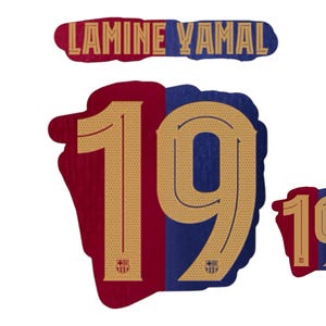 Puede incluir: Diseño gráfico con el nombre "LAMINE YAMAL" en letras doradas sobre el número "19". El número está dividido en secciones burdeos y azul marino con detalles dorados y un logotipo del equipo.
