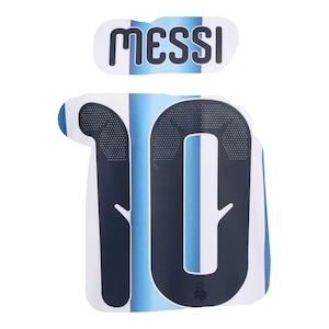 Può includere: Un numero di maglia sportiva bianco e blu, il numero 10, con il nome "MESSI" sopra. Il numero e il nome sono in nero, con uno sfondo a strisce blu e bianche. Il numero ha una trama a pois.