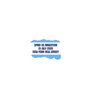 Peut inclure: Un graphique rectangulaire avec des bordures bleu clair ondulées présentant un texte bleu foncé qui indique : SPAIN US ARGENTINA, 19 JULY 2026, NEW YORK NEW JERSEY. Le design est centré sur un fond blanc uni, offrant une mise en page claire et nette.