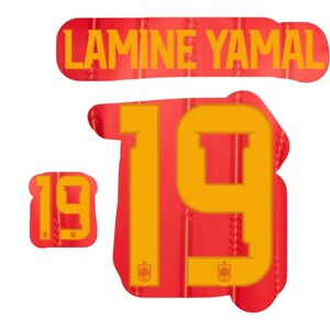 Puede incluir: Un conjunto de transferencias térmicas rojas y amarillas con el nombre LAMINE YAMAL en letras amarillas negritas, junto con dos gráficos grandes del número 19. Cada número 19 incluye un pequeño emblema en la base para una camiseta deportiva.
