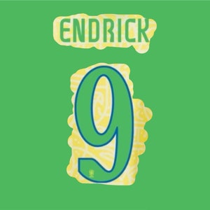 以下が含まれることがあります： 黄色の輪郭と右下隅に小さなブラジルの旗が付いた緑色の数字9。数字は緑色の輪郭のある黄色の背景にあります。数字の上に「ENDRICK」というテキストがあります。
