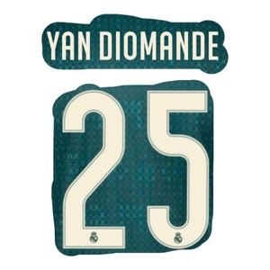 Peut inclure: Un graphique de maillot de sport bleu sarcelle affichant le nom YAN DIOMANDE en lettres capitales crème au-dessus du numéro 25. Le numéro 25 est écrit dans une grande police crème avec un petit logo circulaire à la base sur un fond texturé.