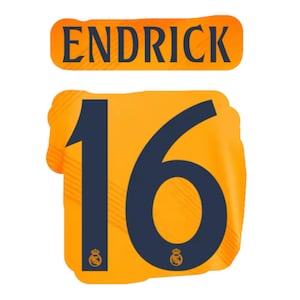 Puede incluir: Una camiseta de fútbol amarilla y naranja con el número 16 en azul oscuro y el nombre "ENDRICK" en una pancarta blanca.