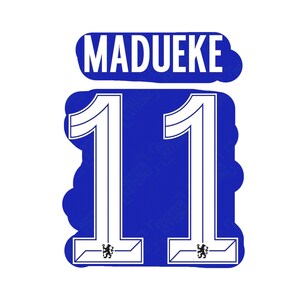 Op de afbeelding: Een blauw-witte afbeelding met de naam "MADUEKE" boven het nummer "11". Het nummer is wit met een blauwe omtrek en een klein embleem aan de onderkant. De achtergrond is wit.