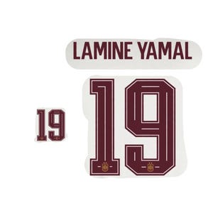 Puede incluir: Un conjunto de transferencias termoadhesivas que presenta el nombre LAMINE YAMAL en letras mayúsculas de color rojo oscuro, junto con dos instancias del número 19 en una fuente roja oscura a juego con bordes blancos, cada uno con un emblema dorado.