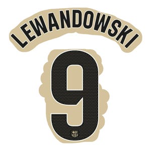 Può includere: Un numero 9 nero con un motivo strutturato, sotto un banner curvo con la scritta "LEWANDOWSKI" in lettere nere. Lo striscione e il numero sono delineati in color beige chiaro. Un piccolo emblema si trova nella parte inferiore del numero.