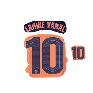 Può includere: Numeri di maglia e targhetta con nome arancioni e blu navy. La targhetta con il nome recita "LAMINE YAMAL" in lettere arancioni su sfondo blu navy. Il numero "10" è visualizzato in due dimensioni, con un design blu navy su sfondo arancione.
