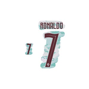 Peut inclure: Un ensemble de transferts thermocollants présentant le nom RONALDO en lettres rouge foncé au-dessus d'un grand chiffre 7, avec un plus petit chiffre 7 à gauche. Les motifs ont un fond à motif marbré bleu clair et blanc et incluent un petit écusson.