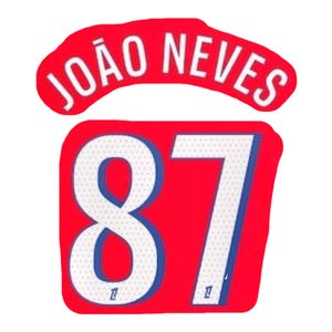 Op de afbeelding: Een rode patch met de naam "JOÃO NEVES" in het wit, gebogen aan de bovenkant. Daaronder staat een rode rechthoek met het nummer "87" in het wit met blauwe rand. De cijfers hebben een gestippelde textuur.